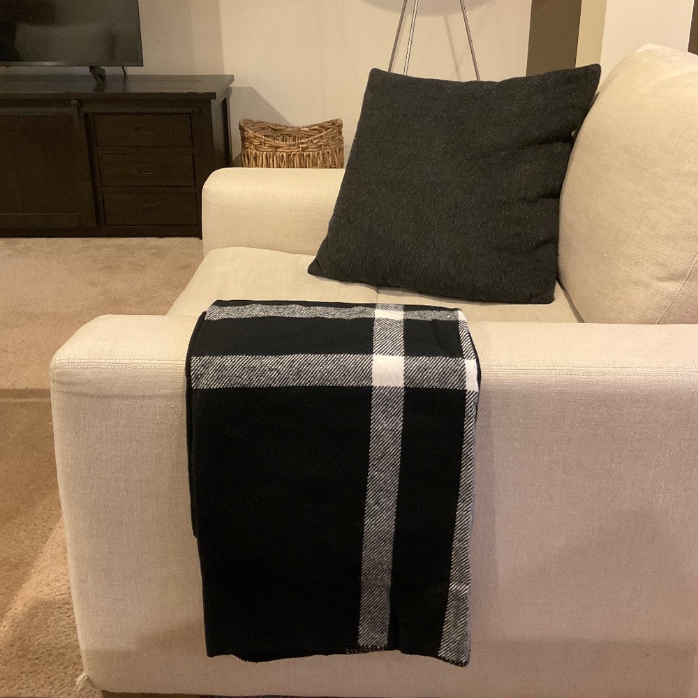 New Wendy Bellissimo Black & White Throw Blanket